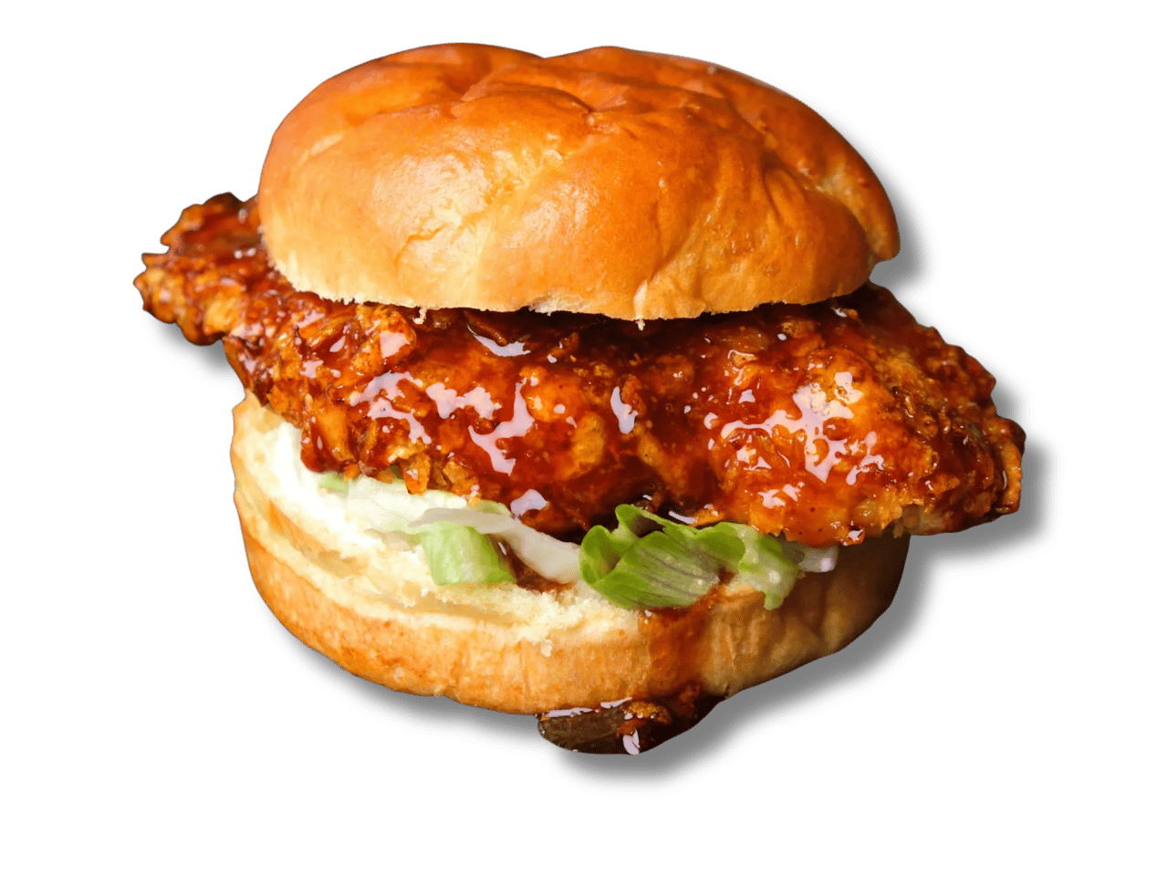 Sandwich au poulet frit avec sauce épicée et salade