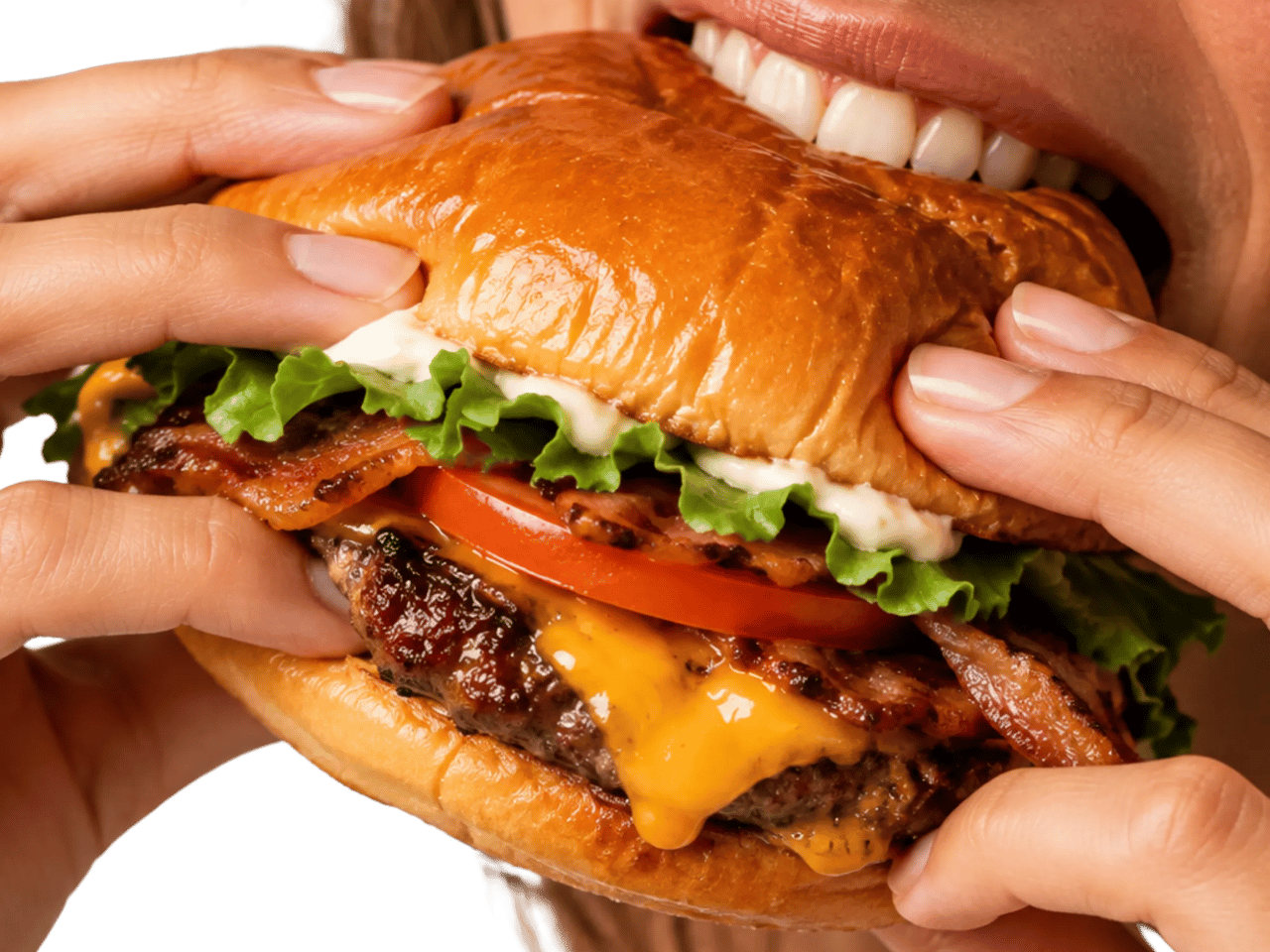 Femme tenant un hamburger avec de la laitue, tomate et fromage.