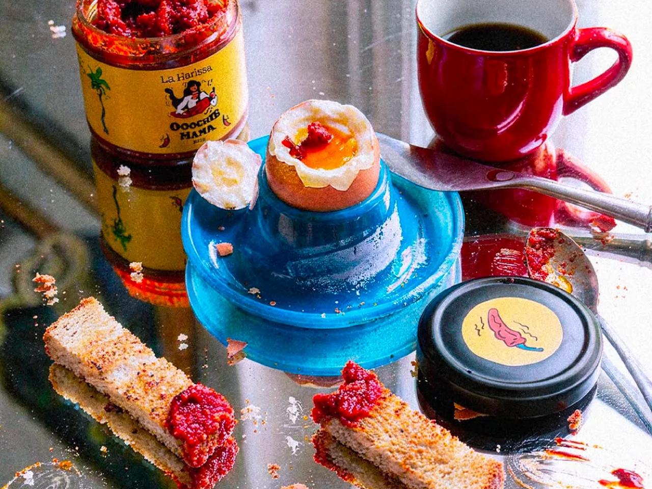 Petit déjeuner coloré avec des plats variés sur une table en verre.