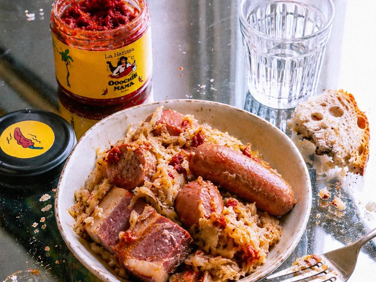 Choucroute à la harissa d'Ooochie Mama avec un pot de harissa