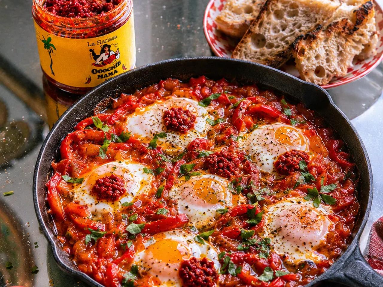 Chakchouka à la harissa avec œufs et pain