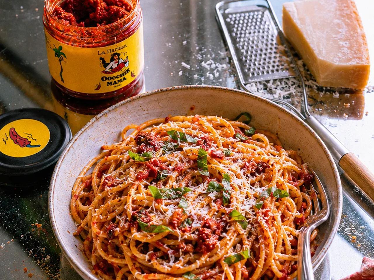 Spaghetti piquants à la harissa dans un plat