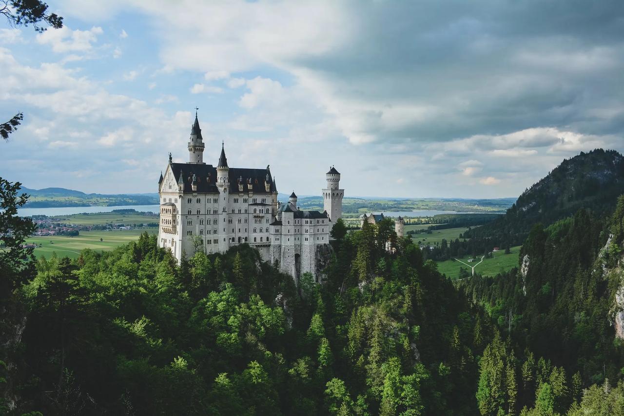 Château surplombant une vallée verdoyante