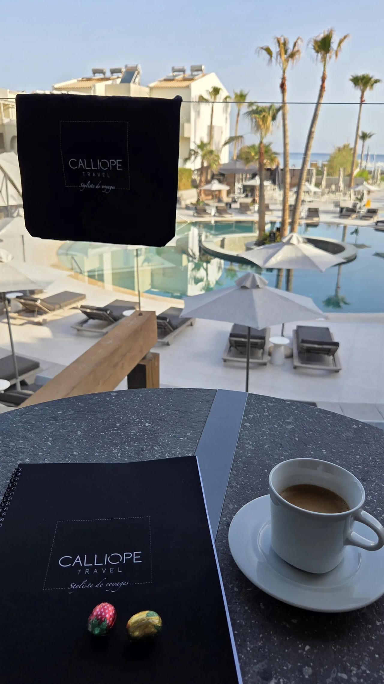 Vue d'une tasse de café et d'un carnet au bord d'une piscine.