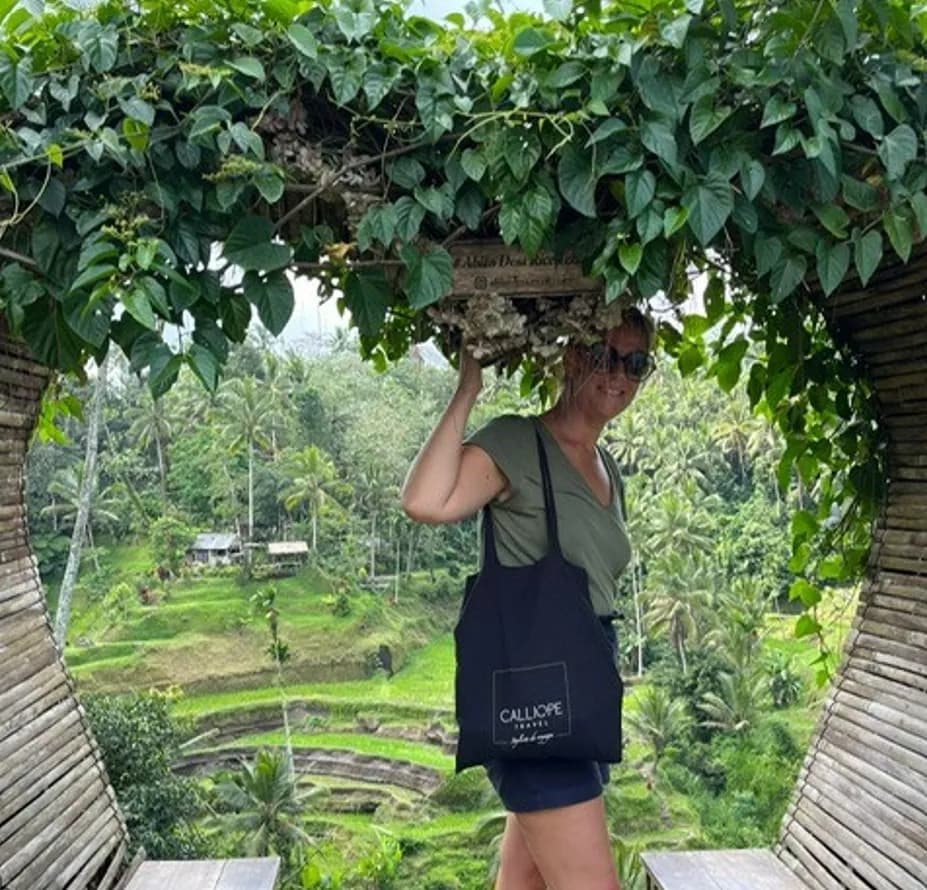 Femme portant un sac Calliope devant un paysage verdoyant