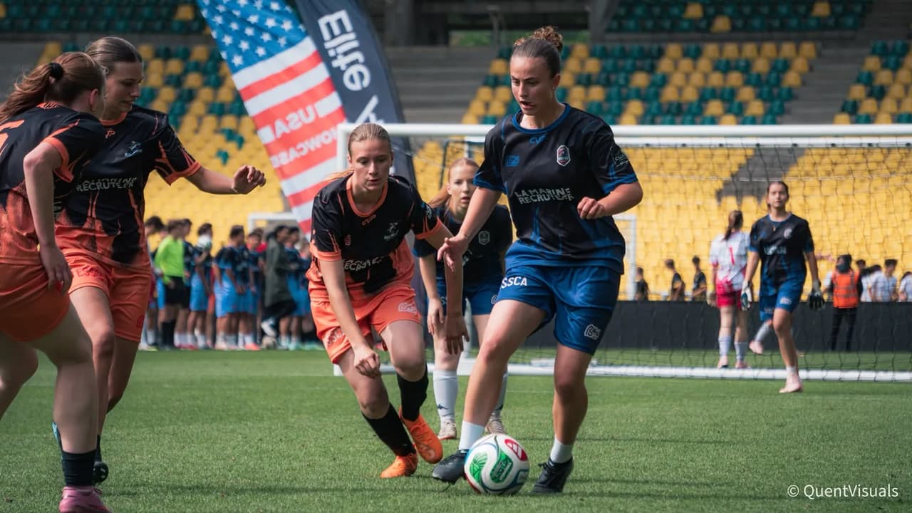 Jeunes joueuses de football en action sur le terrain.