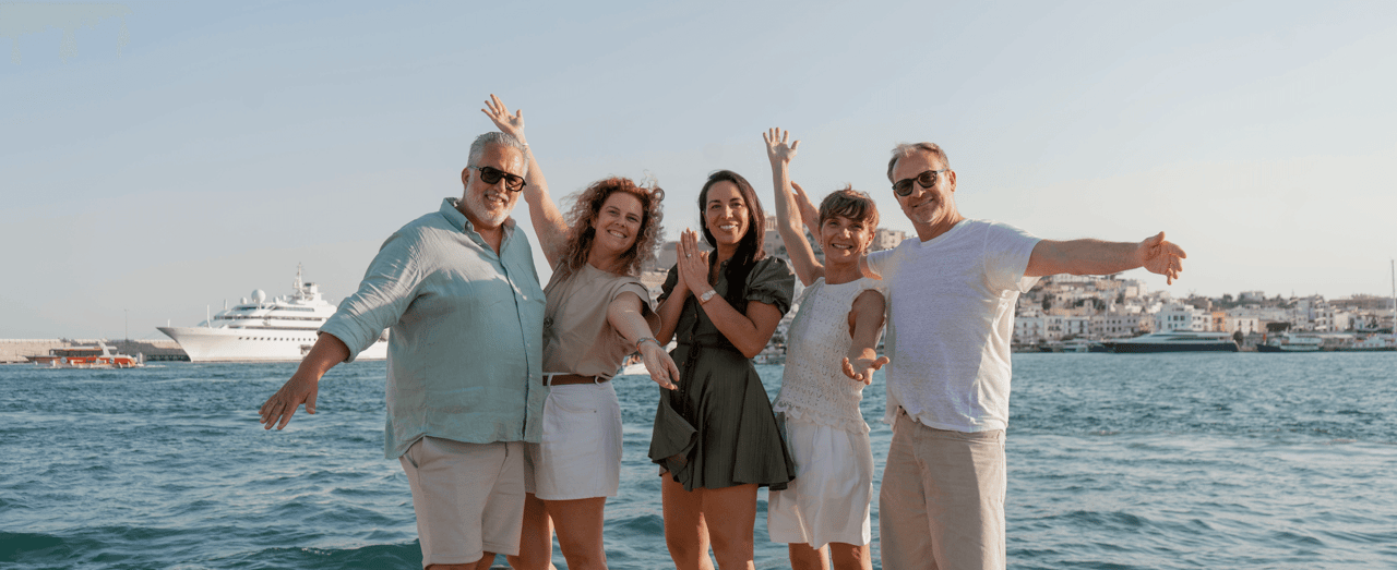 Grupo de personas sonriendo junto al mar