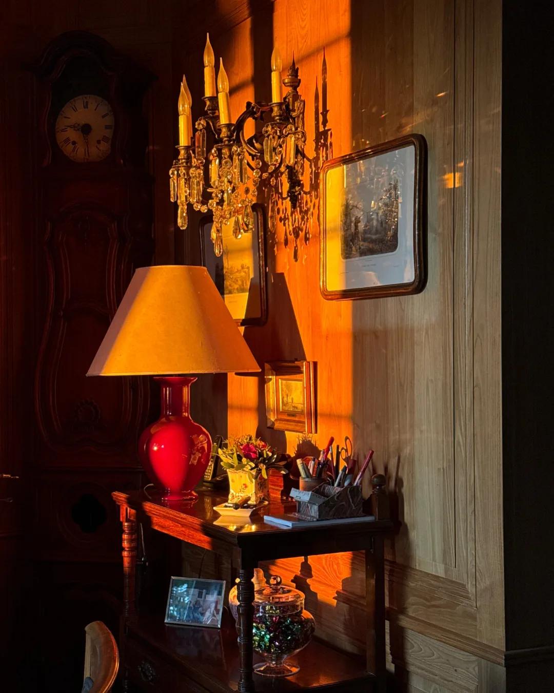 Coin chaleureux d'une pièce avec un lampadaire et un chandelier.