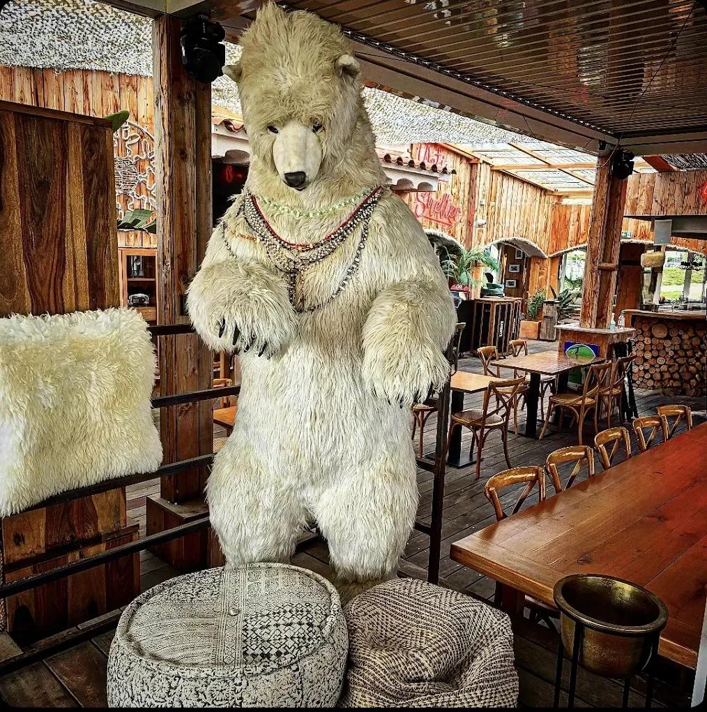 oso de peluche gigante en un restaurante