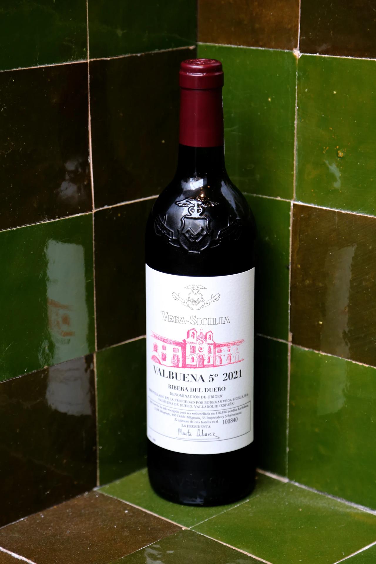 Bottle of Valbuena 5 wine against a green tiled background.