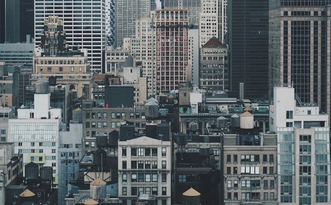 Rows of highrises and skyscrapers combine to creat A4xAdKB4To0
