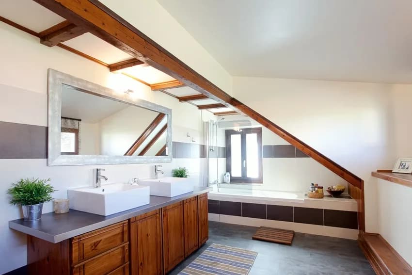 Salle de bain moderne avec double vasque et baignoire.