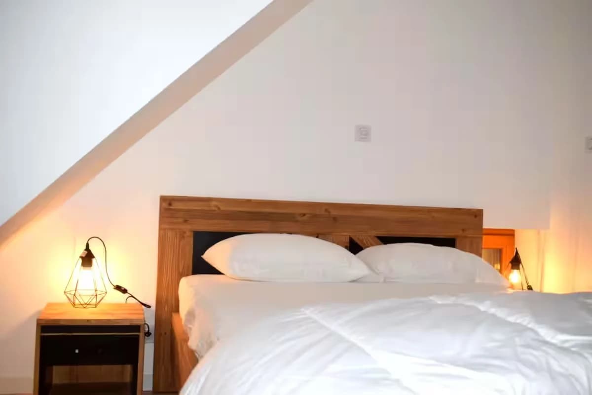 Chambre avec lit double et lampes de chevet en bois