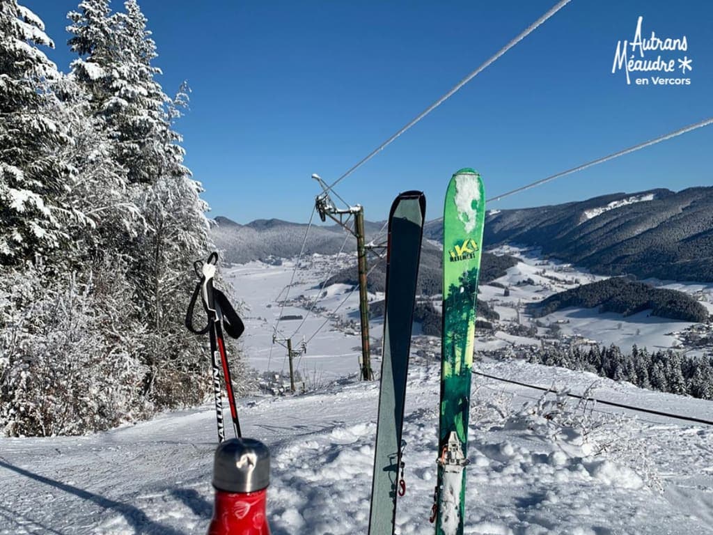 Piste de ski à Autrans avec des skis et un bâton de ski.