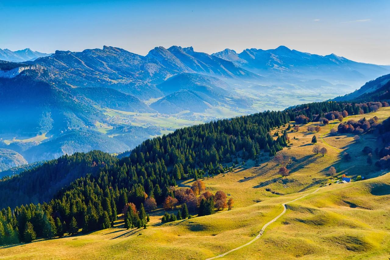 Vue panoramique des montagnes et des vallées verdoyantes d'Autrans.