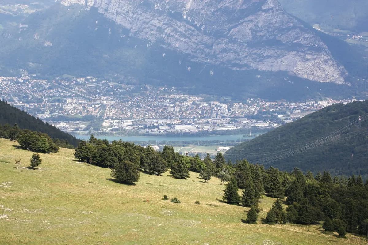 Vue panoramique des montagnes et de la vallée d'Autrans.