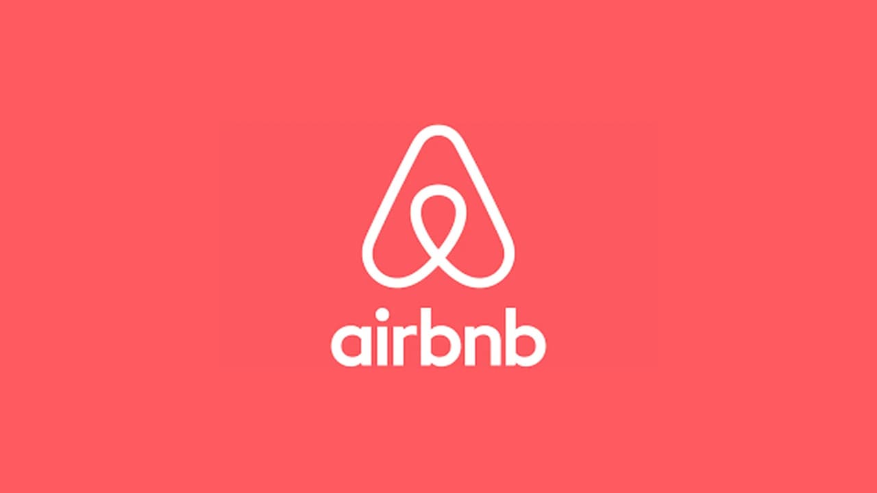 Logo d'Airbnb sur fond rouge